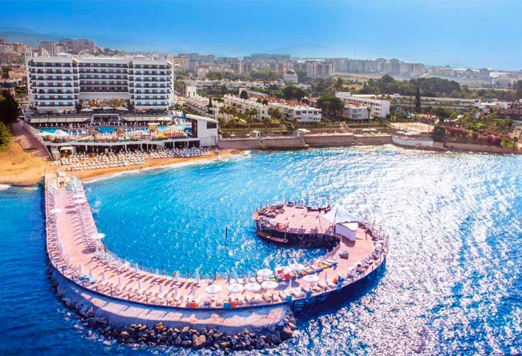 Azura Deluxe Resort & Spa