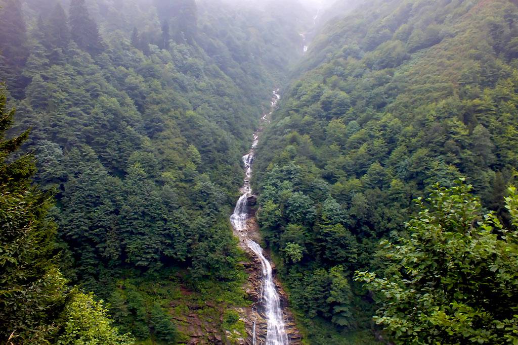 Водопад на плато Айдер
