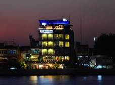 Фото отеля Baan Wanglang Riverside, Bangkok