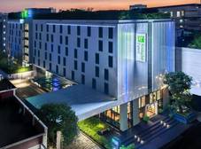 Фото отеля Holiday Inn Express Bangkok Soi Soonvijai
